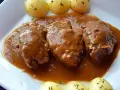 Carrilleras al vino tinto, tiernas y jugosas, bañadas en una rica salsa, acompañadas de patatas cocidas. Un plato casero que reconforta.