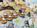 Köstliche kleine Karamellpudding-Desserts mit Sahne und Früchtebällchen – tolle Buffet Ideen für jede Feier.
