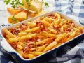Zapiekane frytki z serem i chrupiącym boczkiem wprost rozpływają się w ustach. Idealna przekąska dla każdego!