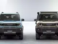 Dwa nowe modele toyoty jeep, jeden błękitny, drugi złoty, prezentują odważny design i gotowość do przygód.