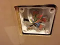 Instalacja elektryczna w puszce: jak rozdzielić kabel elektryczny na dwa za pomocą złączek.