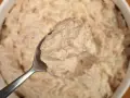 Łyżka pełna kremowej pasty z tuńczyka, gotowa do podania. Idealna na kanapki lub jako dodatek.