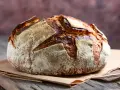 Pane fatto in casa con lievito di birra, croccante fuori e morbido dentro, pronto per essere gustato.