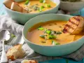 Cremige Kürbissuppe mit geröstetem Brot und Kürbiskernen. Perfekt für leichte, wohltuende schonkost rezepte.