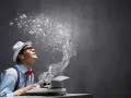 Młody pisarz z kapeluszem i okularami, z maszyny do pisania wydobywają się litery, jakby tworzył coś nowego, a nie kiedy jest plagiat.