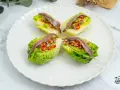 Cuatro cogollos de Tudela rellenos de pimientos y cebolla, coronados con anchoas. Frescura y sabor en cada bocado.