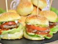 Mini burgery przepis na imprezę. Soczyste kotlety, świeże warzywa i puszne bułeczki. Idealne na każdą okazję!