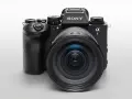 Profesjonalny aparat Sony alfa 1 z obiektywem.