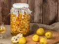 Nalewka z pigwy: Prosty przepis krok po kroku na domowy trunek