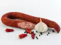 Wędzona kiełbasa, czosnek, papryczki chili i pieprz. Idealne składniki do peklowania na mokro, by uzyskać wyrazisty smak.