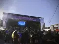Multitud disfrutando del concierto de gineta rock bajo un cielo azul.