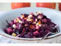 Schüssel mit leckerem rotkohl salat, garniert mit Apfelstücken.