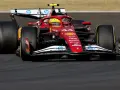 Coche de Fórmula 1 rojo de Ferrari en acción, listo para el Gran Premio de China.