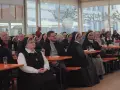 Versammlung von Ordensschwestern und Geistlichen, die auf einer Liste katholischer Orden stehen könnten.