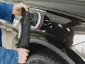 Lakierowanie samochodu sprayem: Poradnik DIY na rysy i odpryski