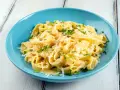 Fettuccine al burro e parmigiano, uno dei sughi per pasta più semplici e gustosi, guarnito con prezzemolo fresco.