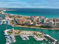 Widok na la Manga, Hiszpania: luksusowe apartamenty i pełen jachtów port nad turkusowym morzem.