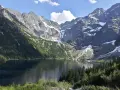 Majestatyczne góry otaczają spokojne Morskie Oko, odbijając w swojej tafli skaliste szczyty i zielone lasy.