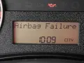 Na desce rozdzielczej świeci się kontrolka poduszki powietrznej z napisem "Airbag Failure". Obok widnieje godzina 10:09 i napis CITY.