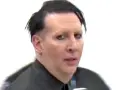 Marilyn Manson bez makijażu, z charakterystycznym makijażem oczu, w czarnej koszuli.
