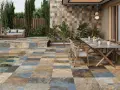 Terraza moderna con suelo de baldosas de colores, antideslizante el mejor suelo para exterior. Mesa y sillas listas para disfrutar.