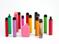 Un surtido de vapers desechables de colores vibrantes. La pregunta sobre cual es el vaper mas sano queda abierta ante esta variedad.