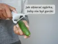 Dłonie obierają ogórka obieraczką. Dowiedz się, od której strony obierać ogórka, by nie był gorzki.