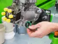 Hand replaces a green O-ring on a Bosch Einspritzpumpe, part of the process to einspritzpumpe reparieren.