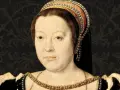 Portrait de Catherine de Médicis jeune, parée d'une coiffe ornée de perles et d'un collier précieux, sur fond ornemental sombre.