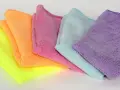 Bunte Mikrofasertücher, die sich perfekt zum Reinigen eignen. Was ist Mikrofasertuch? Feine Fasern, die Schmutz und Staub binden.