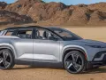 Srebrny Fisker Ocean stoi na pustynnym tle.