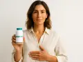 Donna con flacone di probiotici, per capire a cosa servono i probiotici per il benessere intestinale.