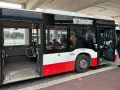 Autobus linii 16 do lotnisko w Bari czeka na pasażerów. W środku siedzą ludzie, drzwi są otwarte.