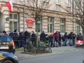 Kolejka do odbioru paszportu w Krakowie. Ludzie stoją przed budynkiem urzędu.