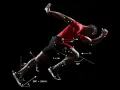 Biegacz w ruchu, z naniesionymi wektorami sił i oznaczeniami, ilustrującymi biomechanikę w sporcie.