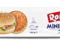Opakowanie bułek do mini burgerów z sezamem, z widocznymi dwoma gotowymi mini burgerami.