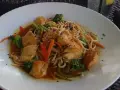 Pyszny kurczak w 5 smakach z makaronem, brokułami i marchewką, posypany sezamem.