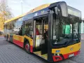 Autobus KML 777 z otwartymi drzwiami, gotowy do odjazdu. Sprawdź kmł rozkład jazdy i wsiadaj!