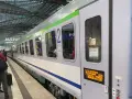 Pociąg IC 58 Gedania z Gniezna do Berlina stoi na peronie. Widać pasażerów w środku.