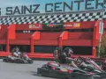 Niños compiten en karts en el Carlos Sainz Center, sintiendo la emoción de las carreras.