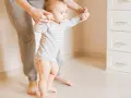 Kiedy dziecko wstaje? Odkryj, jak wspierać ten ważny etap rozwoju