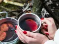 Ciepła wódka z pieprzem i pomarańczą, rozgrzewająca przy ognisku.