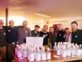 Gruppe feiert mit vielen Flaschen norddeutscher Schnaps.