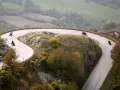 Motociclisti sfrecciano sulle curve delle Gole del Furlo, immersi in un paesaggio autunnale.