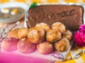 Pyszne przystawki na Wielkanoc: babeczki z makiem i sezamem, żurek z jajkiem i ciasto z napisem "Sokolo".