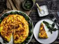 Spanische Tortilla mit Kartoffeln und Paprika, ein köstliches spanische Tortilla Rezept, serviert mit Salz und Pimientos de Padrón.