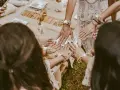 Dłonie ozdobione tatuażami "Team Bride" i bransoletkami z kwiatów. Wspaniałe panieńskie pomysły na celebrację!
