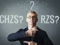Mężczyzna w garniturze zastanawia się nad objawami zapalenia stawów: CHZS czy RZS?