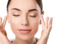 Frau trägt Creme auf, die Frage nach der richtigen retinol welche konzentration ist wichtig für die Hautpflege.
