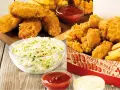 Chrupiące kawałki kurczaka w panierce kfc oryginalny przepis, frytki, surówka coleslaw i sosy.